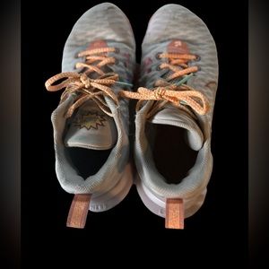 Nike Gianni’s volleyball/ basketball shoes size 5.5 MENS.